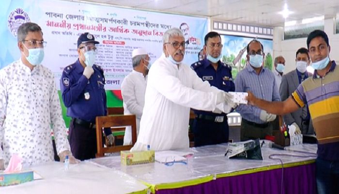আত্মসমর্পণকারী চরমপন্থিদের মাঝে আর্থিক অনুদান প্রদান