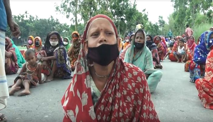 রংপুরে খাদ্যসামগ্রীর দাবিতে রাস্তা অবরোধ