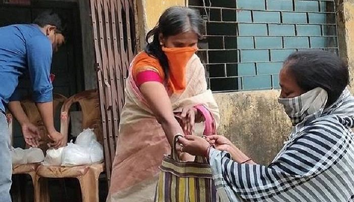 এলাকার অসহায়দের পাশে রানু মণ্ডল