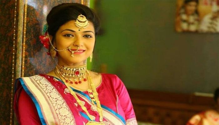 লকডাউনে দুরন্ত নেচে ছাদ কাঁপালেন রিয়া
