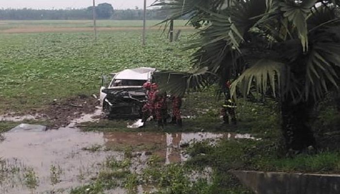 নাটোরে মাইক্রোবাস খাদে পড়ে আহত ৫