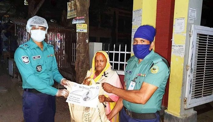 ঈদ শপিংয়ের টাকায় অসহায়দের উপহার