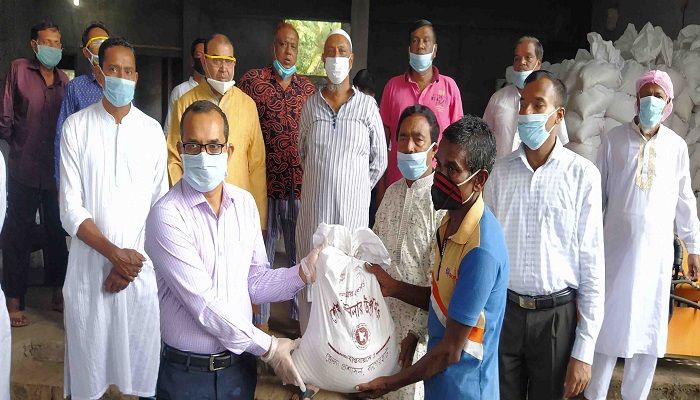 বাগেরহাটে ৬৩০০ শ্রমিকের মাঝে খাদ্যসামগ্রী বিতরণ