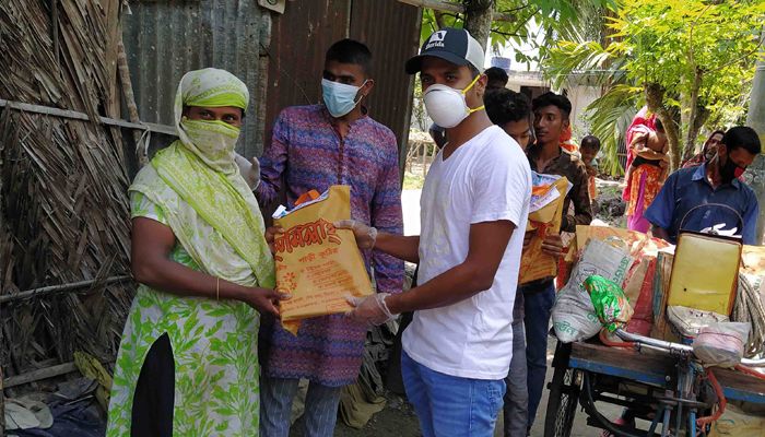 বাগেরহাটে অসহায়দের রুবেলের ঈদ উপহার