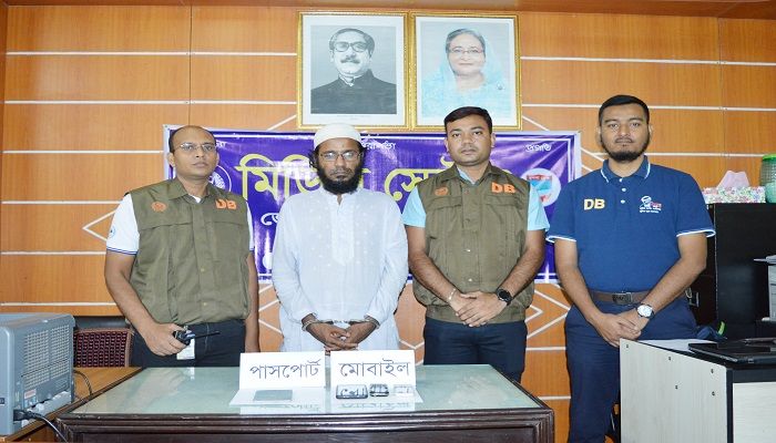ছদ্মবেশে খুনের মামলার আসামি আটক 