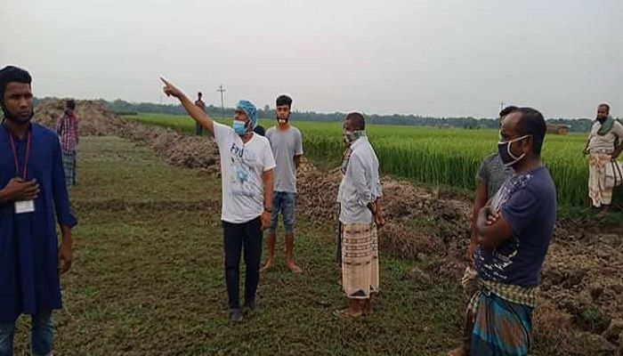 নাটোরে কৃষিজমি বাঁচাতে মাঠে চেয়ারম্যান