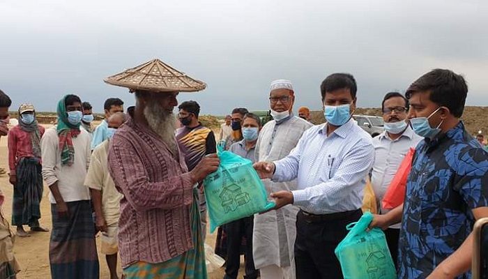 নাটোরে কৃষি শ্রমিকদের মাঝে খাদ্যসামগ্রী বিতরণ
