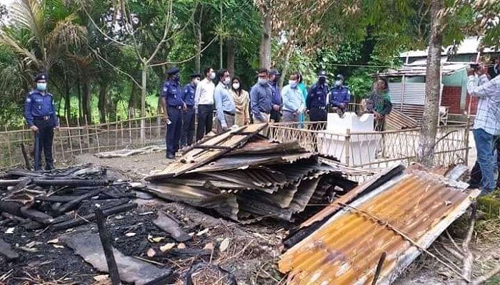 বাউল সাধক রণেশ ঠাকুরের পাশে জেলা প্রশাসক