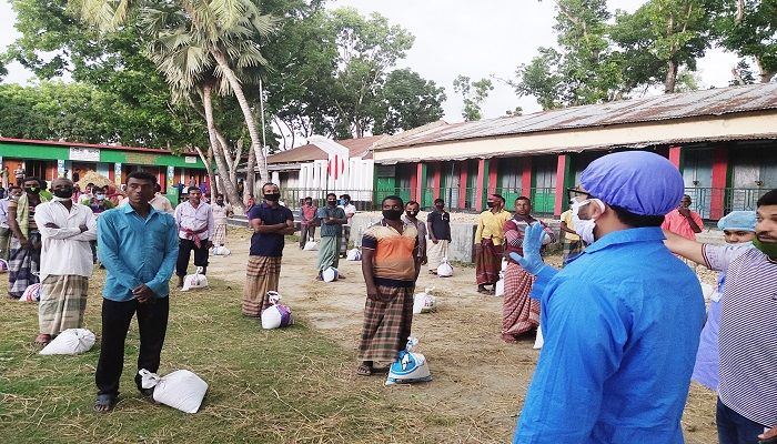 উপহার সামগ্রী নিয়ে বাড়ি ফিরলেন কৃষক