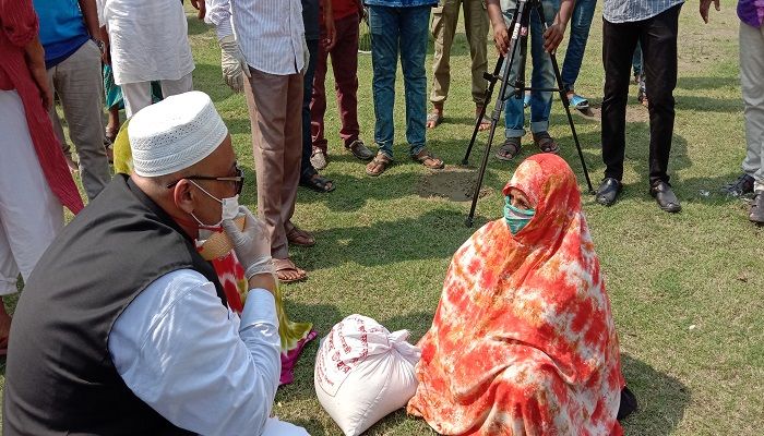 জামালপুরে তথ্য প্রতিমন্ত্রীর ত্রাণ বিতরণ