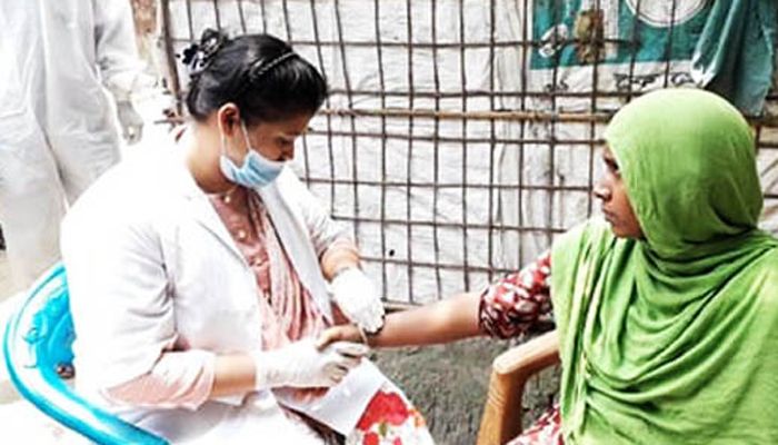 করোনাকালে প্রসূতিদের বাড়ি গিয়ে চিকিৎসা করেন ডা. অমি