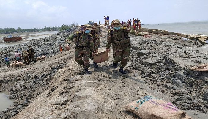 কক্সবাজারে আমফানে ক্ষতিগ্রস্ত মানুষের পাশে সেনাসদস্যরা 