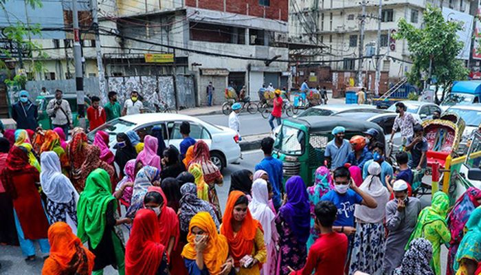 বকেয়া বেতনের দাবিতে মহাখালীতে সড়ক অবরোধ