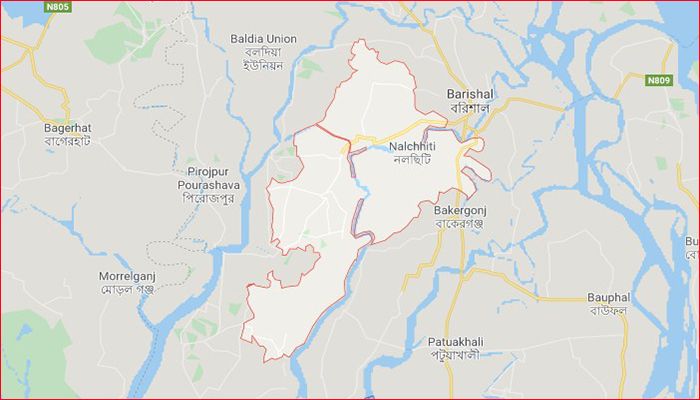 ঝালকাঠিতে পু‌লিশ‌কে কু‌পি‌য়ে জখম