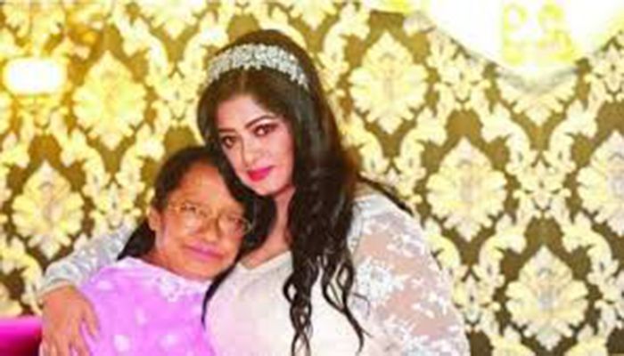 গুরুতর অসুস্থ হয়ে হাসপাতালে মৌসুমীর মা
