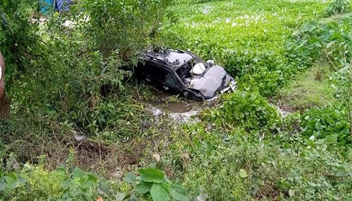 চাটমোহরে প্রাইভেটকার খাদে পড়ে আহত ৩