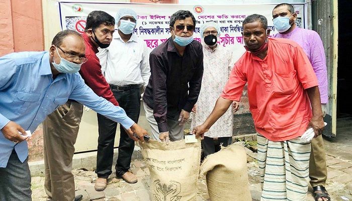 রাজবাড়ীতে জেলেদের মাঝে চাল বিতরণ
