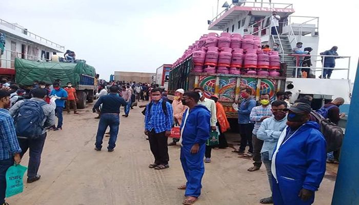 দৌলতদিয়া-পাটুরিয়া নৌরুটে ফের ফেরি চলাচল বন্ধ