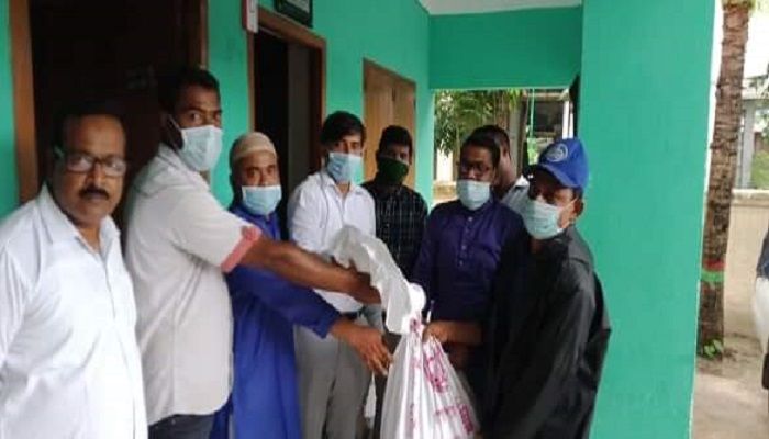 নাটোরে অসহায়দের মাঝে খাদ্যসামগ্রী বিতরণ