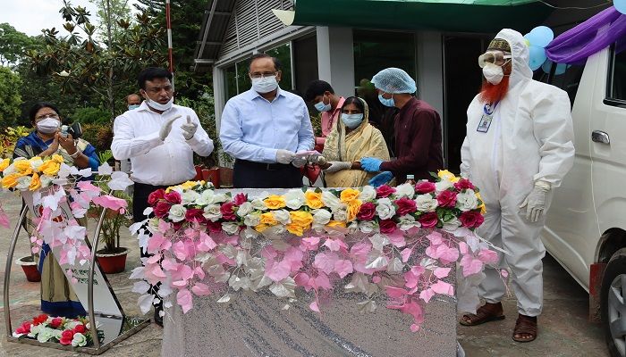 মায়ের চেইন বিক্রির টাকা ত্রাণ তহবিলে দিলেন যুবক