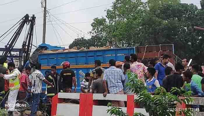 নাটোরে ট্রাকের নিচে পড়ে স্বামী-স্ত্রীর মৃত্যু
