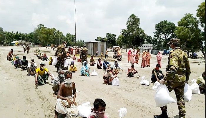 বাংলাবান্ধায় পাথর শ্রমিকদের মাঝে খাদ্যসামগ্রী বিতরণ