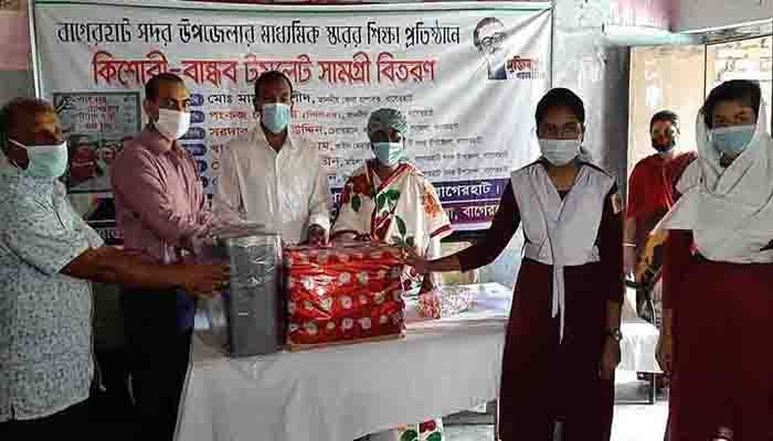 বাগেরহাটে শিক্ষার্থীদের মাঝে স্যানিটারি ন্যাপকিন বিতরণ