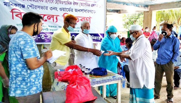 মানিকগঞ্জে করোনা প্রতিরোধে হোমিও ঔষধ বিতরণ
