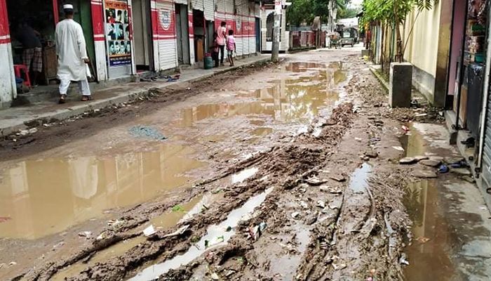 কিশোরগঞ্জে রাস্তা আটকে দোকান নির্মাণ, জনগণের ভোগান্তি