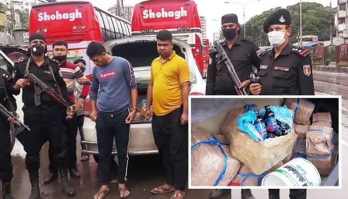 রাজধানীতে প্রাইভেটকারে মিললো ৩০০ বোতল ফেনসিডিল