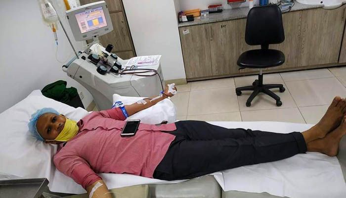 প্লাজমা দিলেন করোনাজয়ী সাংবাদিক