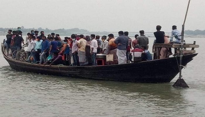 কুষ্টিয়ার নৌকায় শারীরিক দূরত্বের বালাই নেই