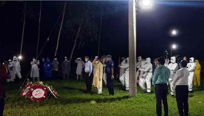 স্ত্রীর কবরে চিরনিদ্রায় শায়িত হলেন কামাল লোহানী