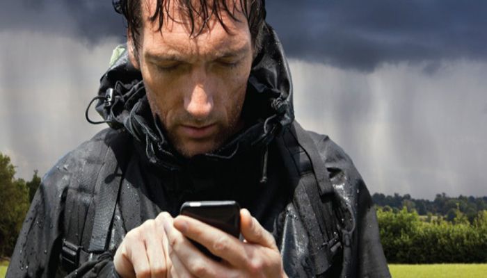 বৃষ্টিতে স্মার্টফোন ভিজে গেলে কী করবেন
