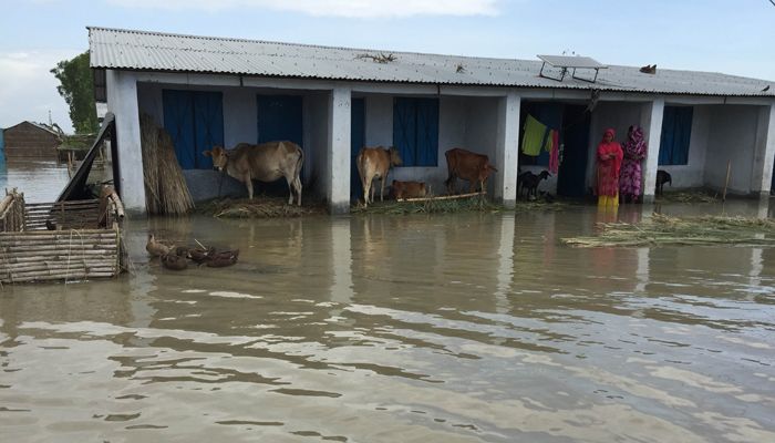 ‘ত্রাণ নয়, টেকসই বেড়িবাঁধ চাই’