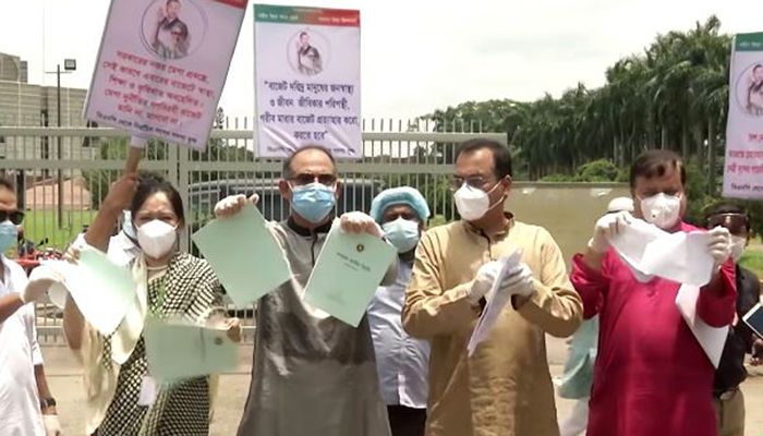 কপি ছিঁড়ে বাজেট প্রত্যাখ্যান বিএনপি সাংসদদের