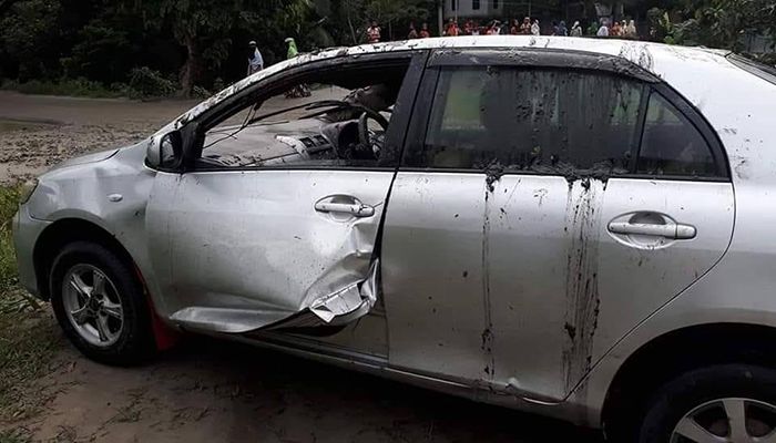 কুমিল্লায় প্রাইভেটকার নিয়ন্ত্রণ হারিয়ে ৩ জন নিহত 
