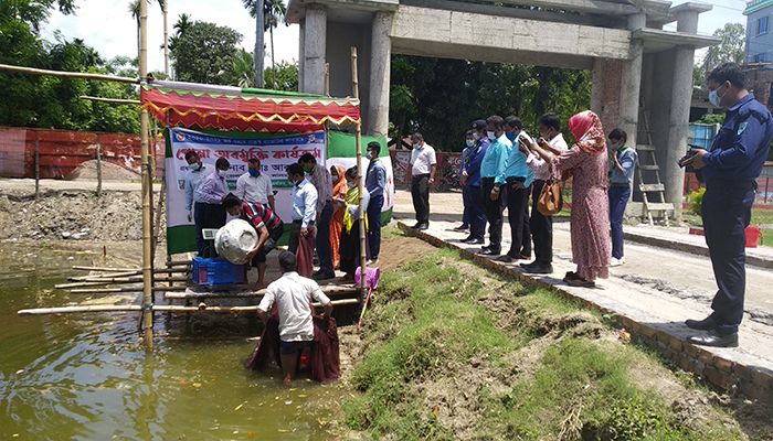 লালমনিরহাটে মাছের পোনা অবমুক্তিকরণ