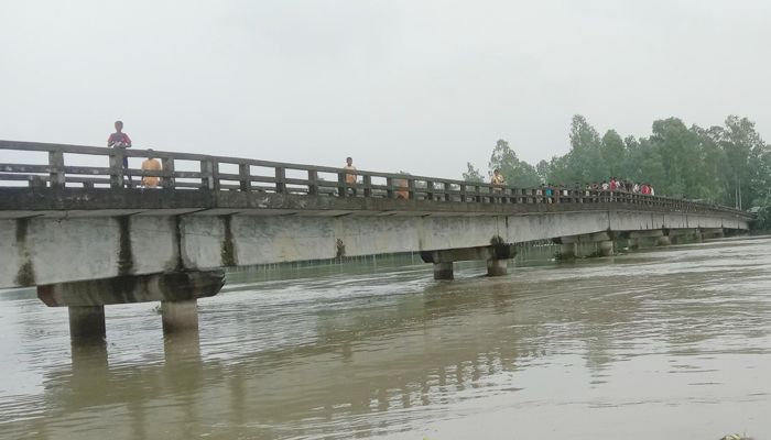 ঝিনাই নদীর ওপরের সেতু দেবে ১২ গ্রাম বিচ্ছিন্ন