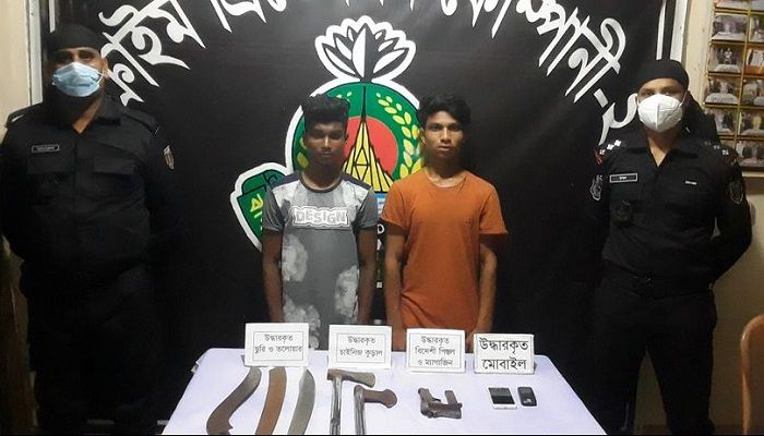 পাবনায় অস্ত্রসহ ২ যুবক আটক 