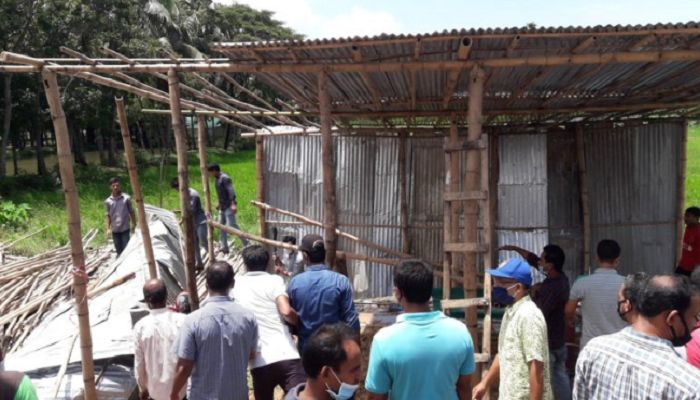 সরকারি কলেজে অবৈধ স্থাপনা গুড়িয়ে দিয়েছে শিক্ষার্থীরা