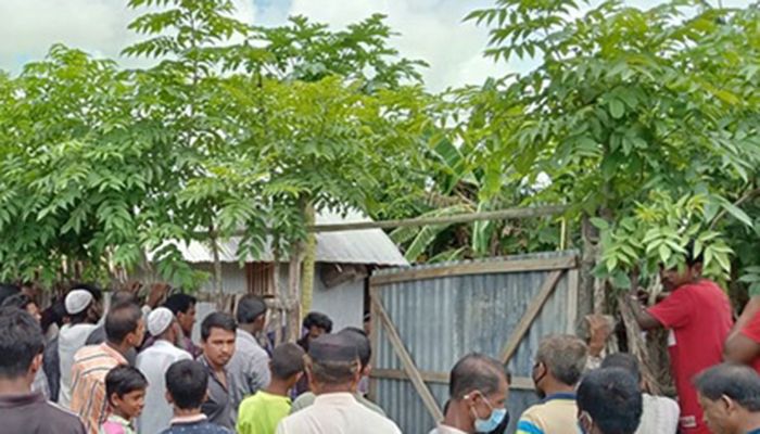 আড়ায় ঝুলছিল একই পরিবারের ৩ জনের মরদেহ