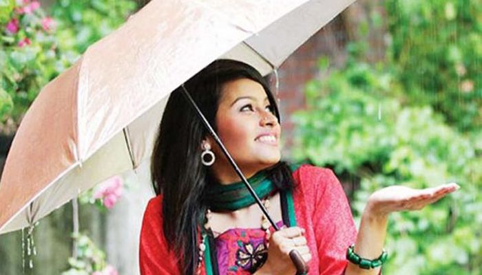 বৃষ্টিতে সঙ্গী ছাতা 