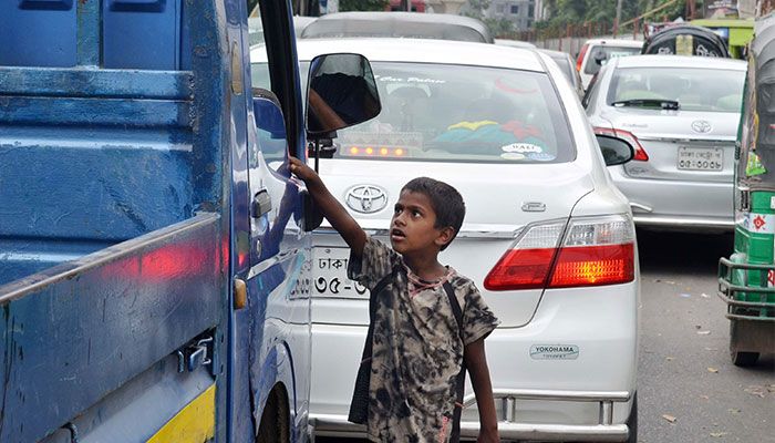 জীবনের ঝুঁকি নিয়ে শিশুদের ভিক্ষাবৃত্তি