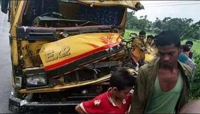 নান্দাইলে দুই ট্রাকের সংঘর্ষে নিহত ২