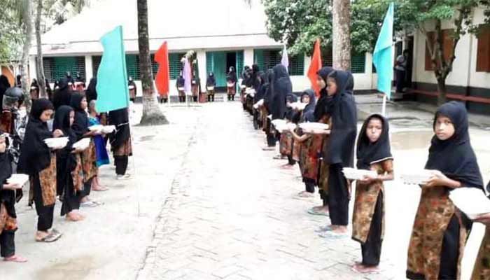 নড়াইলের বিভিন্ন এতিমখানায় খাবার পাঠালেন মাশরাফি