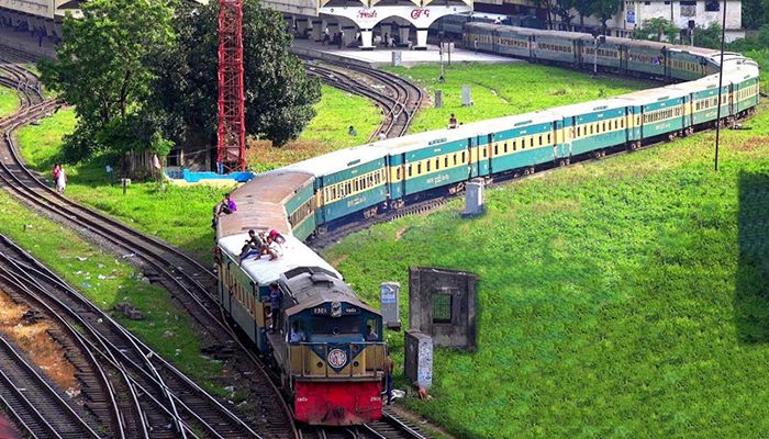 রেল ভ্রমণে শিথিল হচ্ছে স্বাস্থ্যবিধি