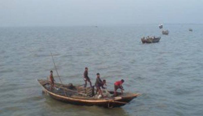 পদ্মায় নৌকাডুবির ঘটনায় ৩ জন নিখোঁজ 