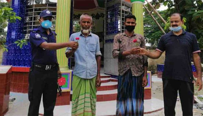  হাতকড়া নয় আসামিকে ফুল দিয়ে বরণ