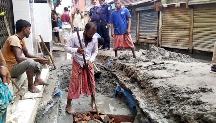 গ্যাস লাইনে লিকেজের খোঁজে মাটি খুঁড়েছে তিতাস